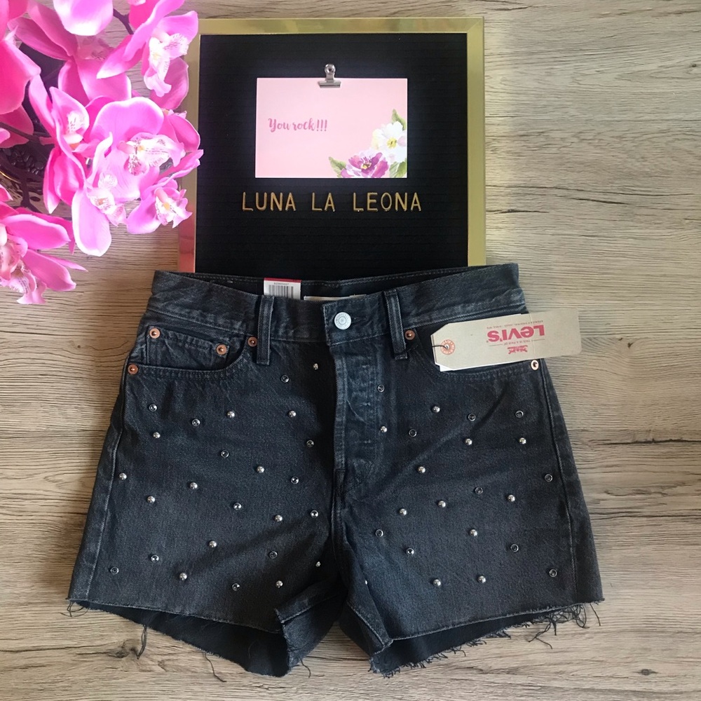 NWT Levi’s High Rise Studded Wedgie Shorts, sz 28